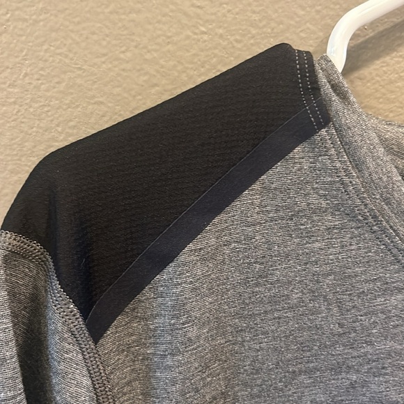 Lululemon men’s medium gray and black tee - Picture 3 of 5